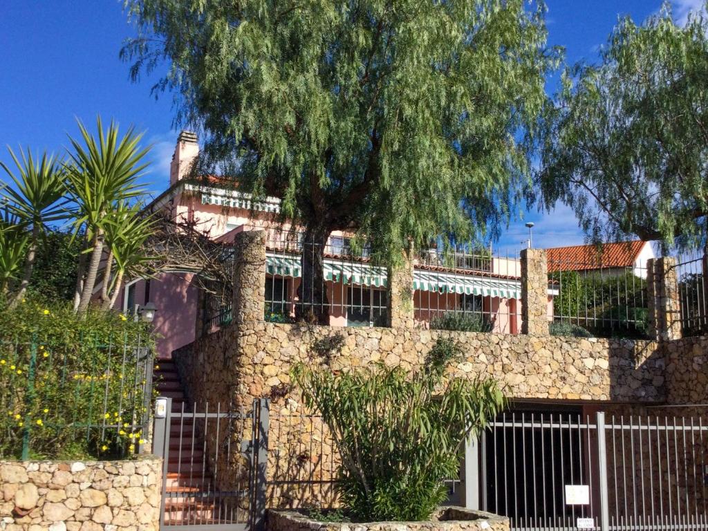 un bâtiment avec une clôture et un arbre dans l'établissement Holiday Home Dada by Interhome, à Boissano