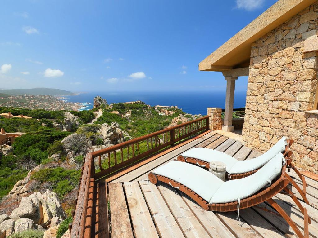 um deque com duas cadeiras e vista para o oceano em Holiday Home Il Nido by Interhome em Li Valcaggi