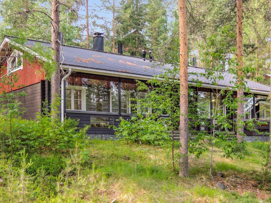 een huis in het bos met bomen bij Holiday Home Luppo-koli - laferte 1 by Interhome in Kolinkylä