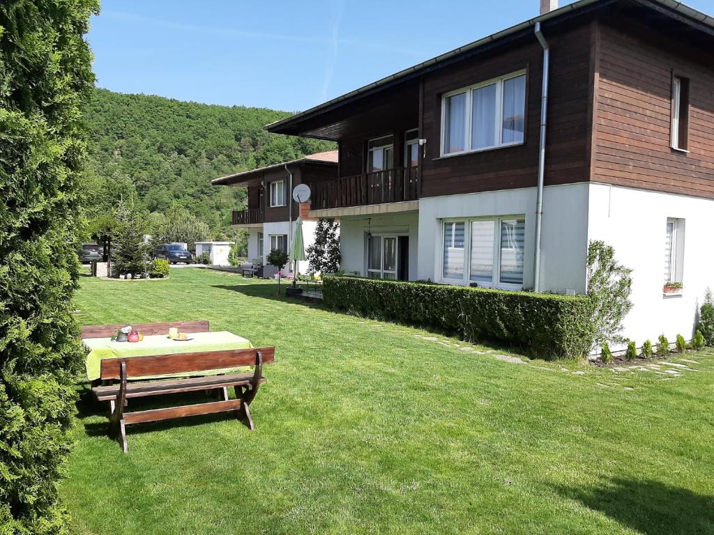 Raduil的住宿－Къща за гости "Марковски"，院子里带野餐桌的房子