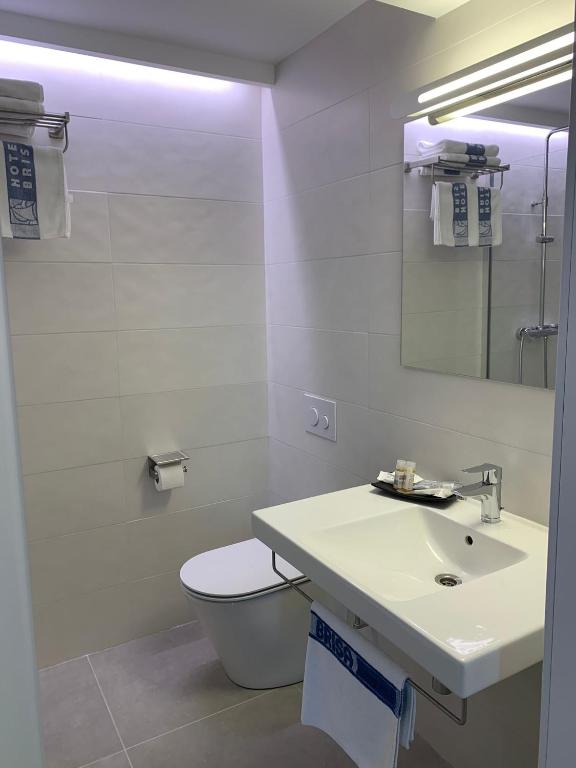 A bathroom at Hotel Brisa Ibiza - Adults only