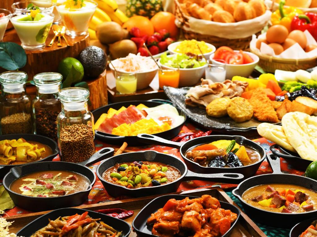 einen Tisch mit vielen verschiedenen Arten von Lebensmitteln in der Unterkunft Hotel Ace Morioka in Morioka