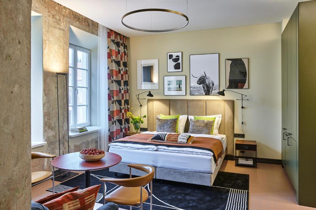ROOMA Apartments في فيلنيوس: غرفة نوم بسرير وطاولة