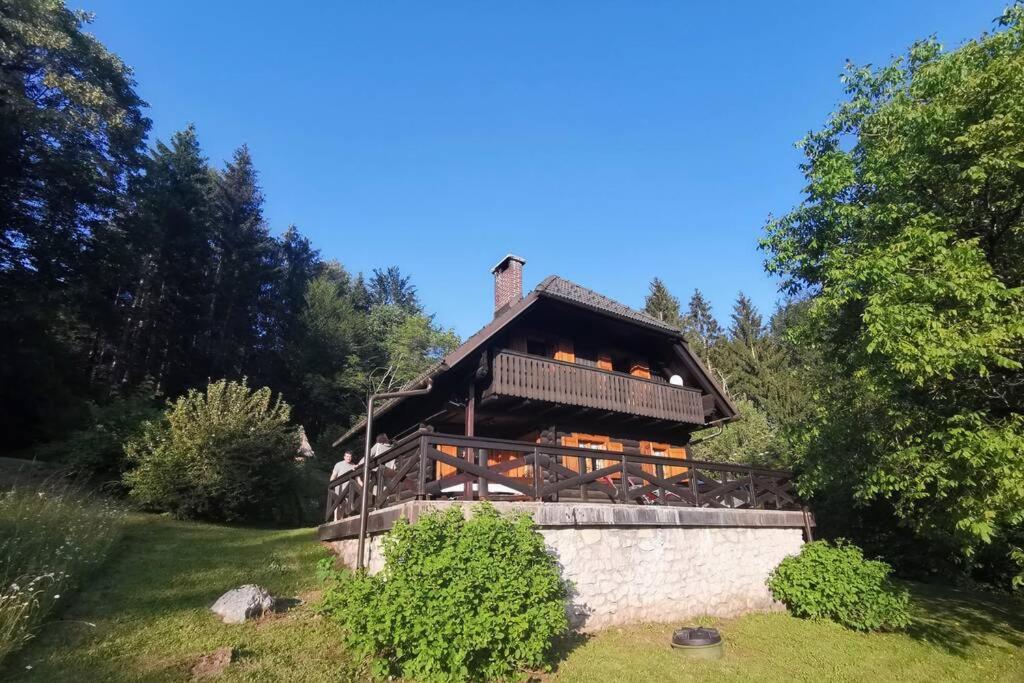 una gran casa de madera en medio de un patio en Cottage in the woods - Lake Bohinj, en Bohinj