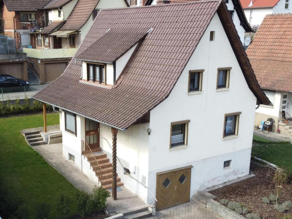 une maison blanche avec un toit marron dans l'établissement Ferienhaus im Weindorf, à Kappelrodeck