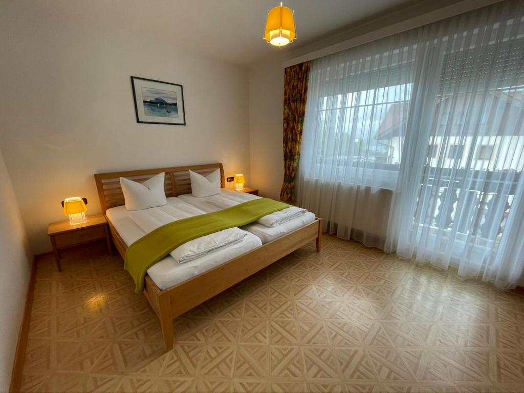 Postel nebo postele na pokoji v ubytování Gästehaus Trink B&B