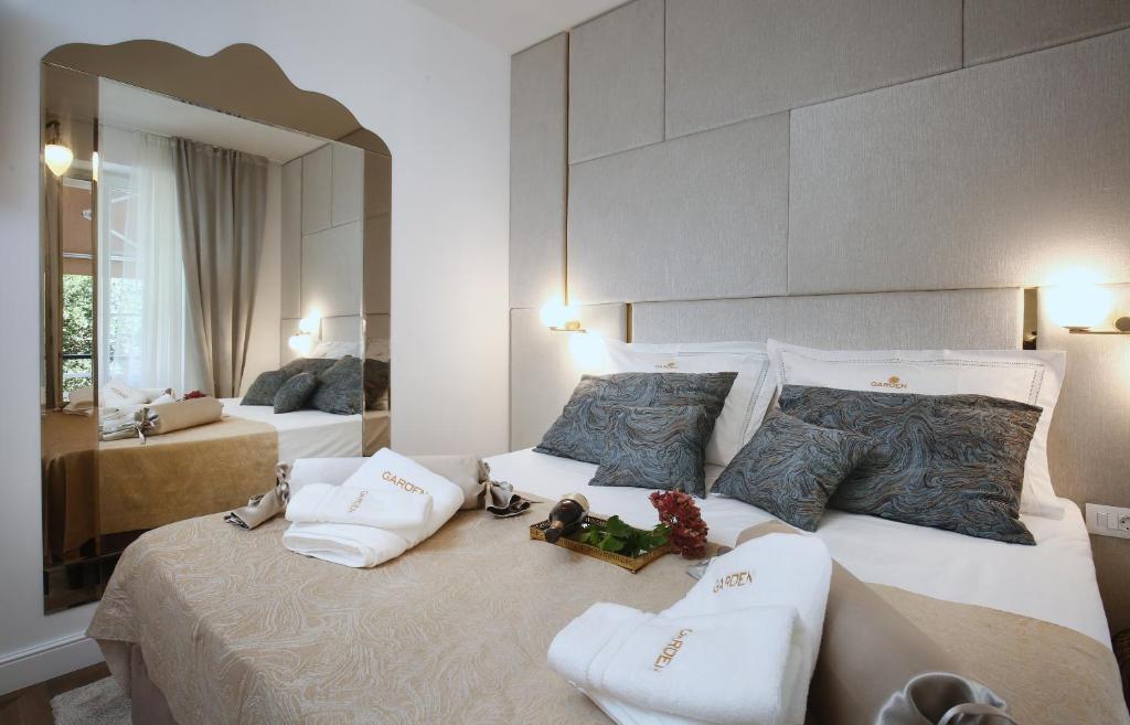 sypialnia z 2 łóżkami i dużym lustrem w obiekcie Garden Luxury Room w Splicie