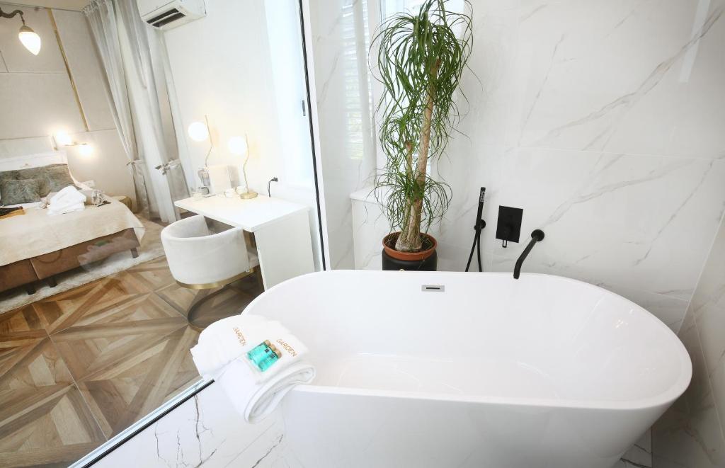 Garden Luxury Rooms - 13