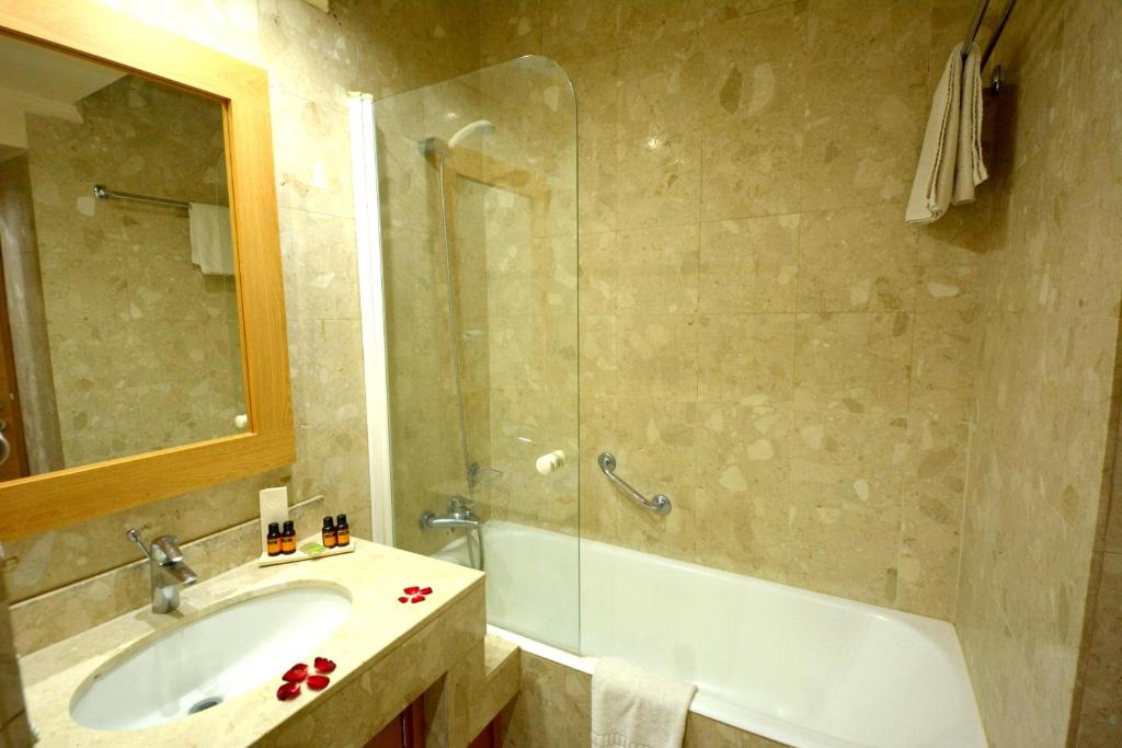 Koupelna v ubytování Oasis Hotel & Spa