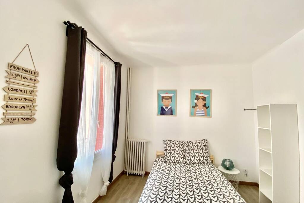 une chambre blanche avec un lit et une fenêtre dans l'établissement Studio cosy - Proche Gare & Centre ville, à Toulon