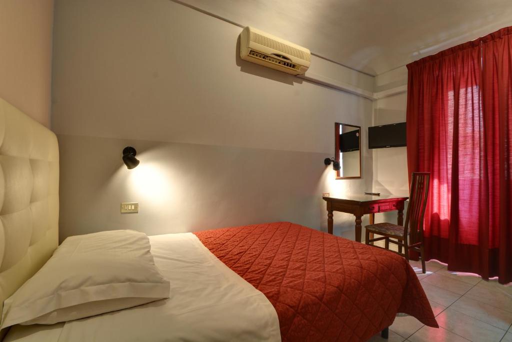 En eller flere senge i et værelse på Hotel Italia