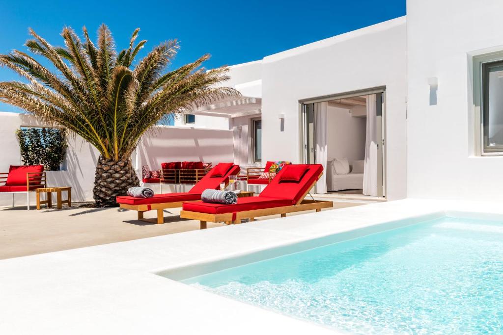A piscina localizada em O Lofos Luxury Boutique Suites ou nos arredores