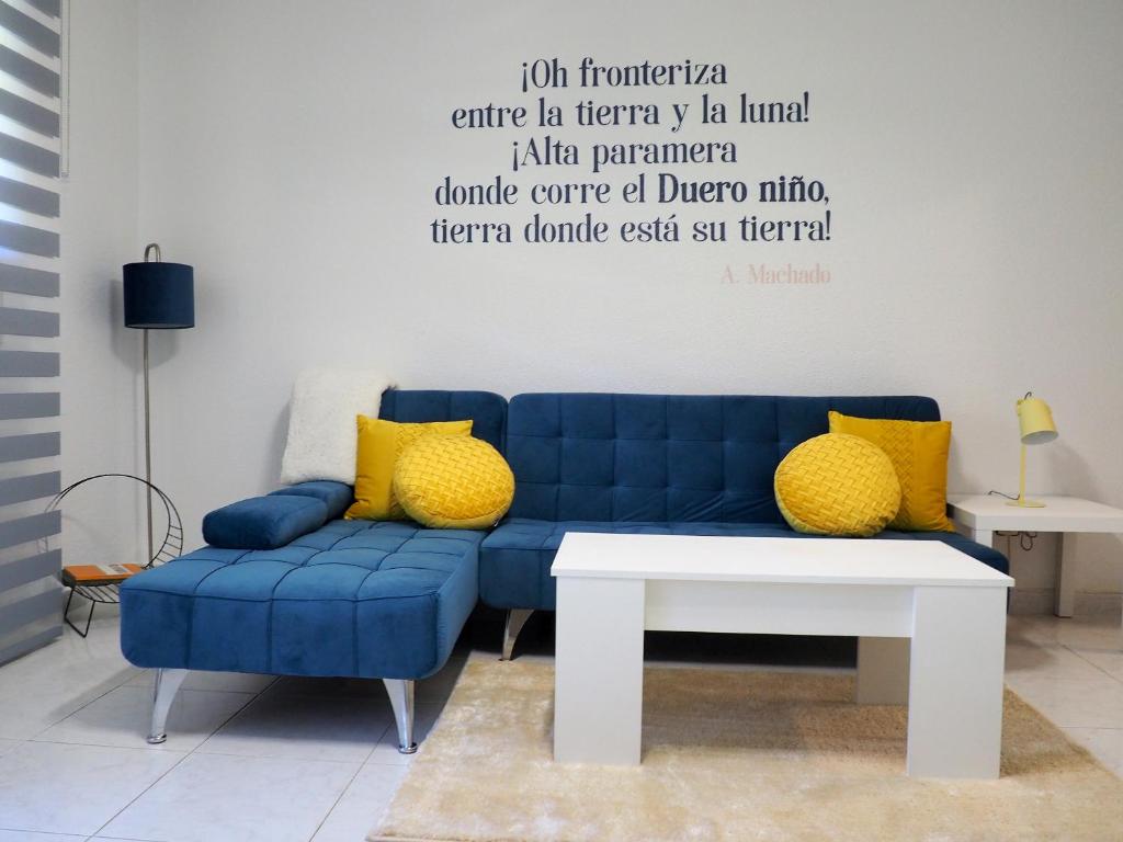A seating area at Apartamento Turístico Duero Niño