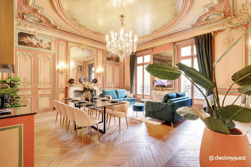 uma sala de estar com mesa e cadeiras e uma sala de jantar em CMG Malesherbes em Paris