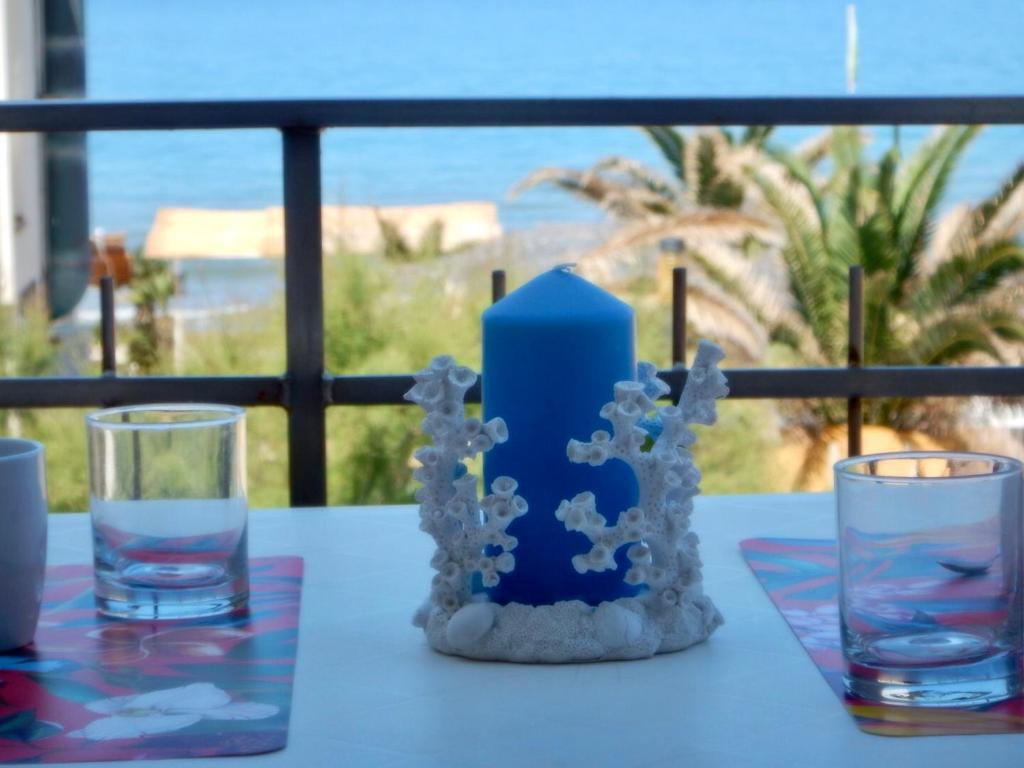 サン·ヴィンチェンツォにあるVille Paola e Danielaのグラス2枚と青いキャンドル付きテーブル