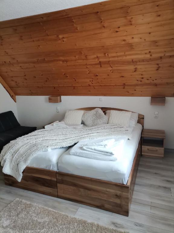 Postel nebo postele na pokoji v ubytování Pansion House Prijeboj