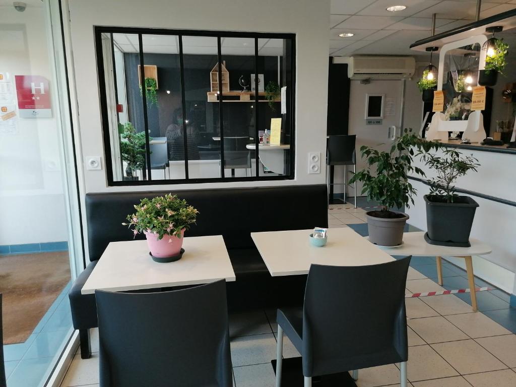 Gallery image of Cit'Hotel Saxotel Chalon-sur-Saône Nord in Champforgeuil
