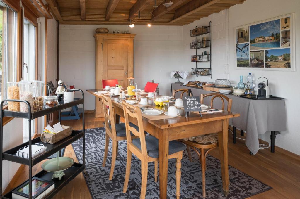 Příslušenství pro přípravu čaje a kávy v ubytování BnB Alpenblick