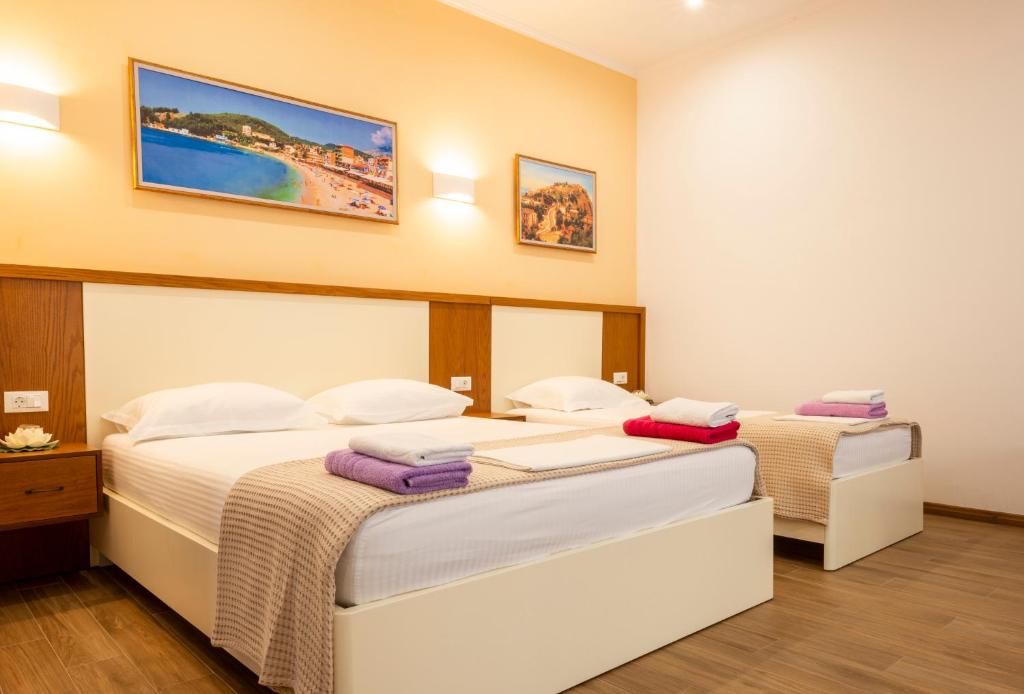 una habitación de hotel con 2 camas en una habitación en sofia's cozy rooms en Himare
