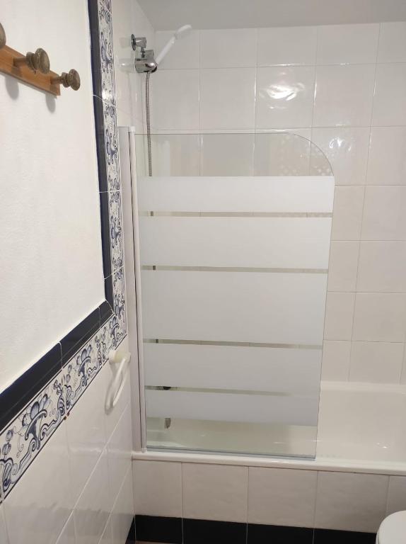 a shower with a glass door in a bathroom at Apartamento Zahara in Zahara de los Atunes