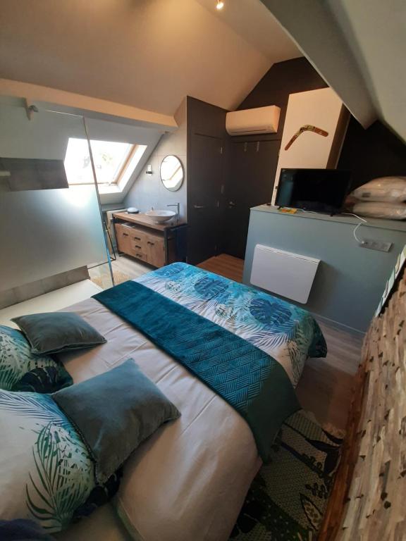 sypialnia z dużym łóżkiem z poduszkami w obiekcie Groot GENOEGEN - 50 North - with AIRCO w mieście Herne