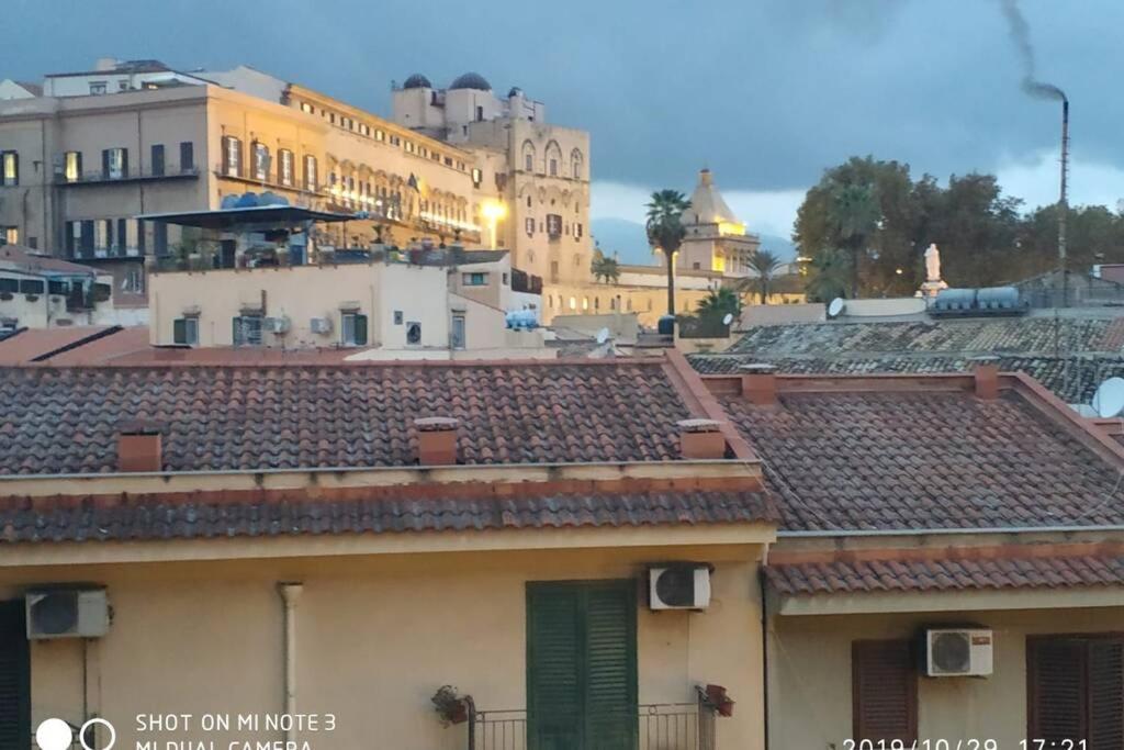 Blick auf eine Stadt mit Gebäuden und Dächern in der Unterkunft Home sweet home appartamento ricco di comfort in Palermo