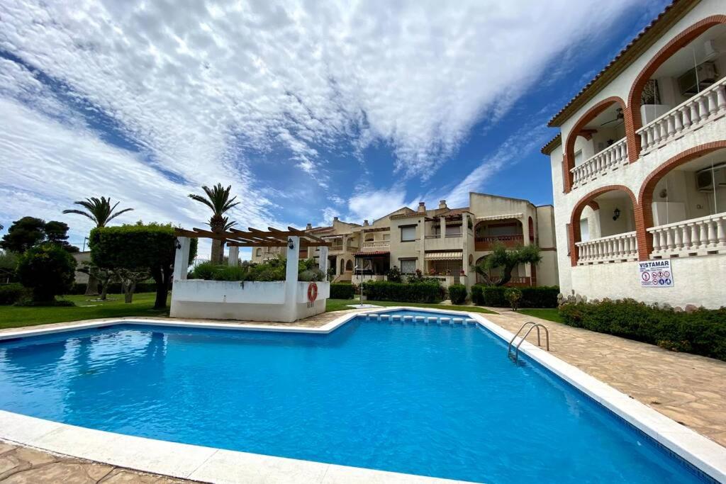 una gran piscina frente a una casa en Apartamento espectacular cerca de la playa, en Mont-roig