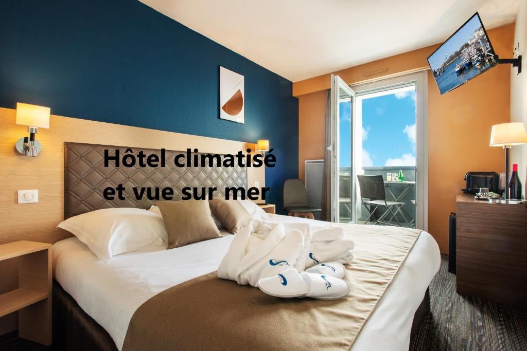 - une chambre avec un lit et 2 serviettes dans l'établissement Opal'Inn, à Boulogne-sur-Mer
