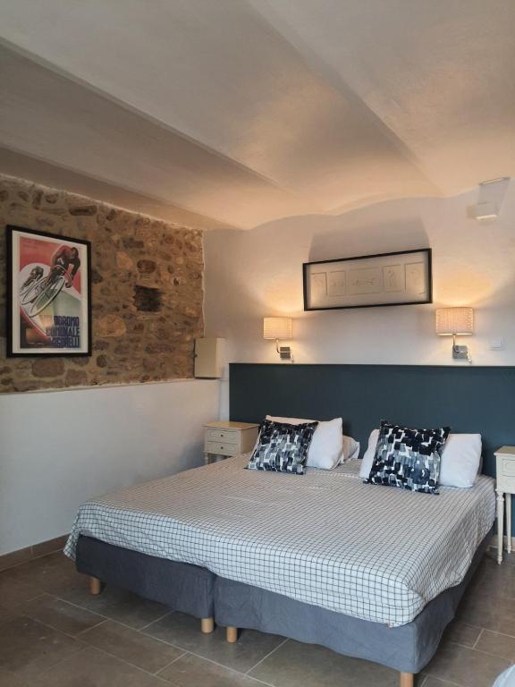une chambre avec un lit dans une pièce dans l'établissement Ventoux Apartments, à Puyméras