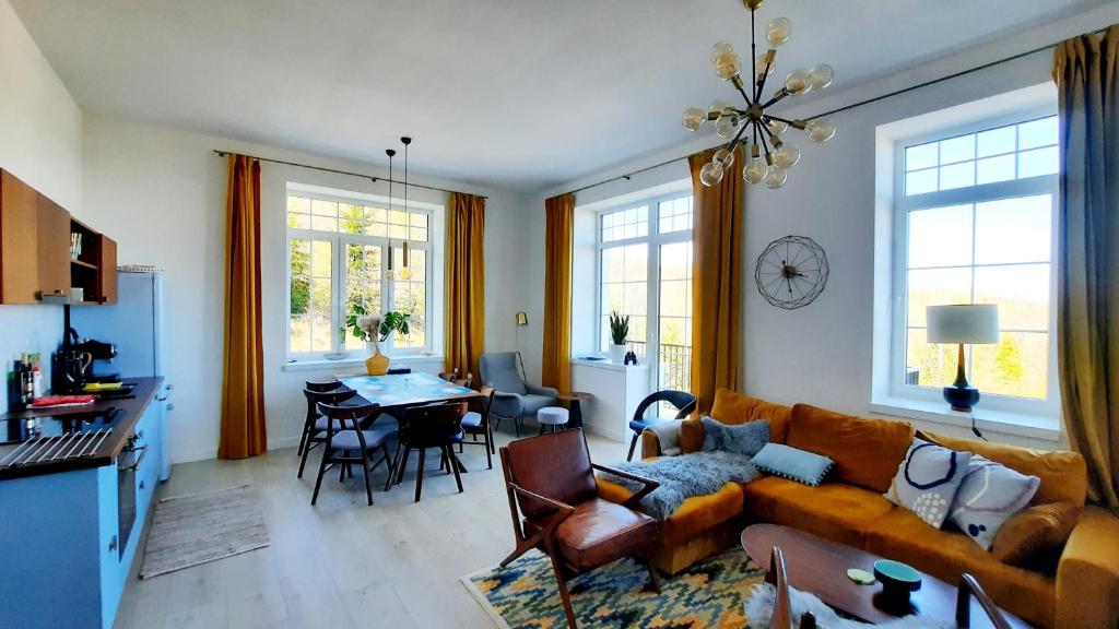 - un salon avec un canapé et une table dans l'établissement Bellevue apartments Vila Vlasta Starý Smokovec, à Vysoke Tatry - Horny Smokovec