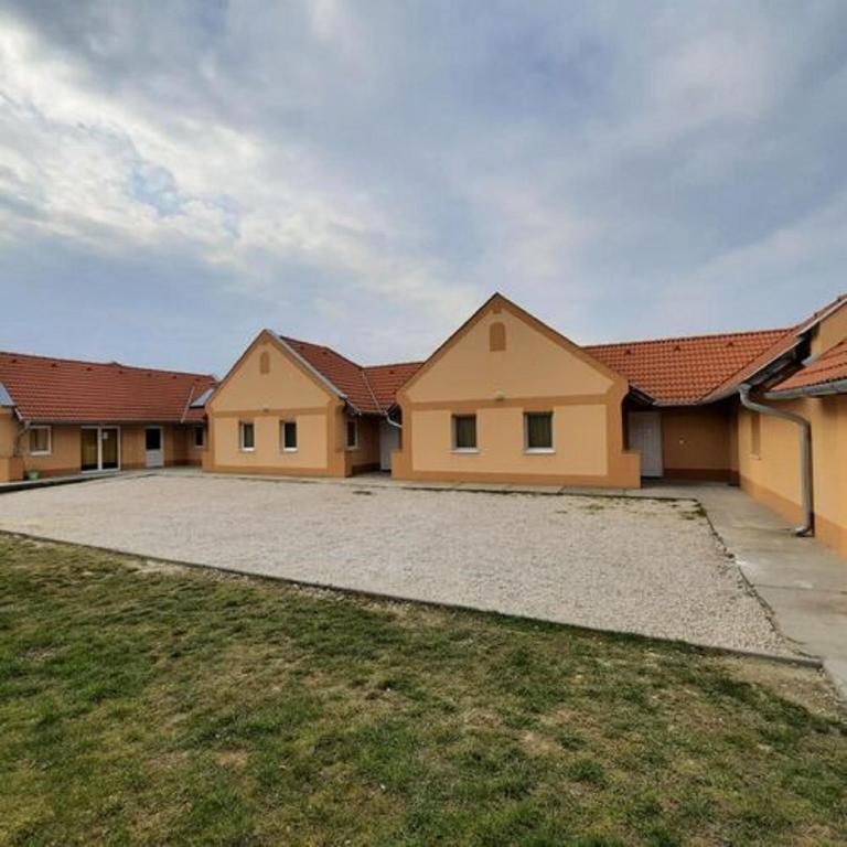une rangée de maisons avec une grande allée dans l'établissement Sanyi Vendégház, à Dávod