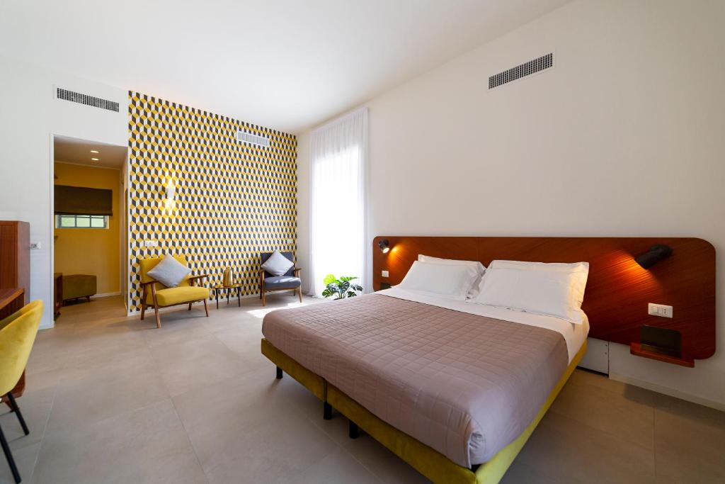 Postel nebo postele na pokoji v ubytování Le Stanze del Lago Suites & Pool