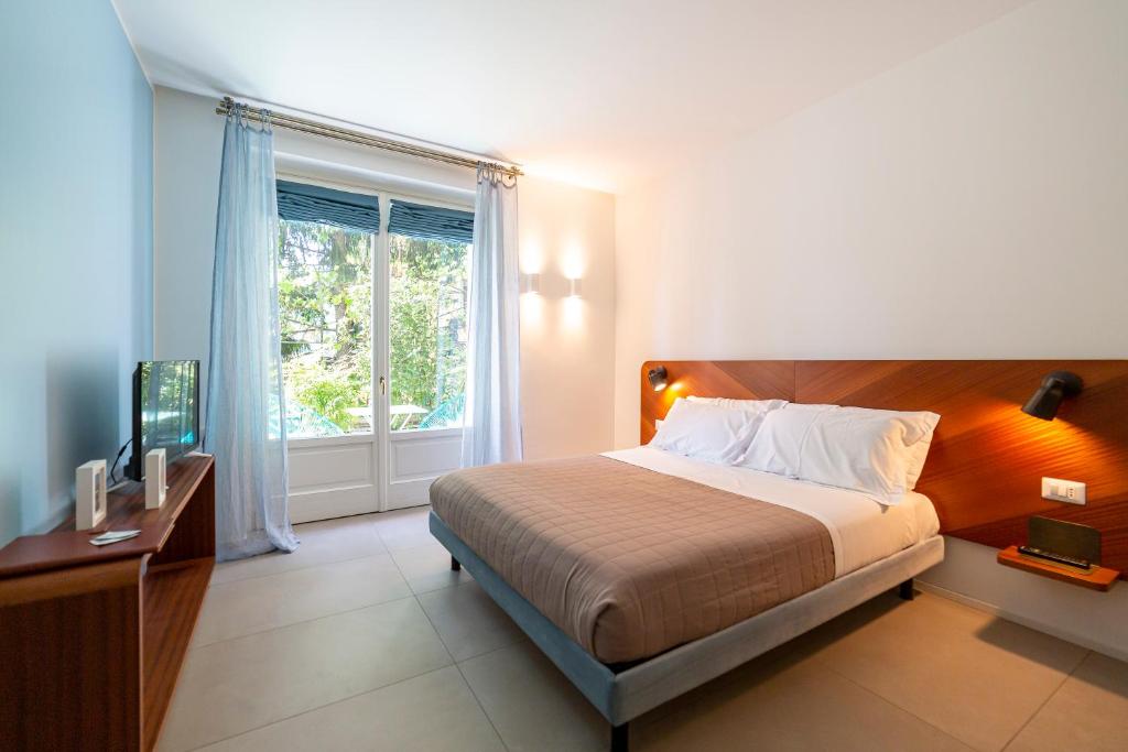 Postel nebo postele na pokoji v ubytování Le Stanze del Lago Suites & Pool