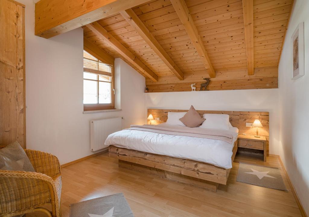 una camera con letto in una stanza con soffitti in legno di Appartements Klausner a Altenmarkt im Pongau