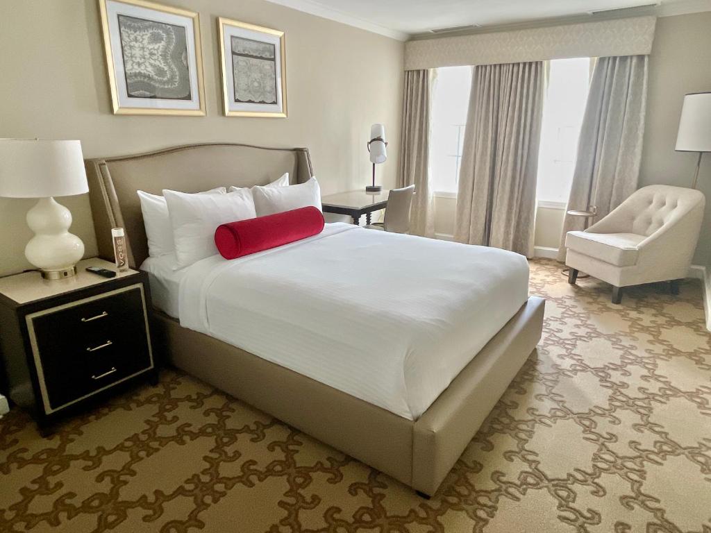 um quarto com uma cama grande e uma almofada vermelha em Henley Park Hotel em Washington