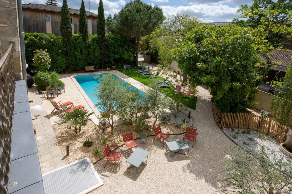 einen Blick über einen Hinterhof mit Pool in der Unterkunft B&B Le Clos d'Argenson in Bergerac