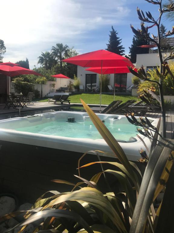 Villa le sud appartementsの敷地内または近くにあるプール