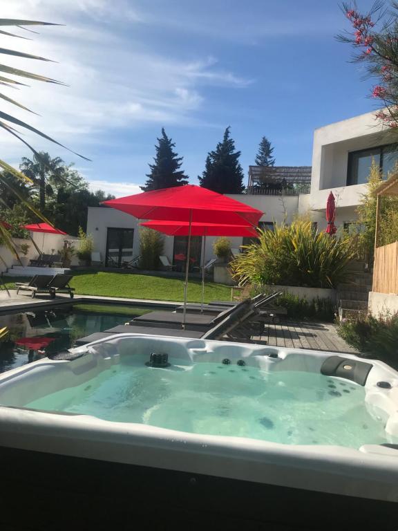 Villa le sud appartementsの敷地内または近くにあるプール