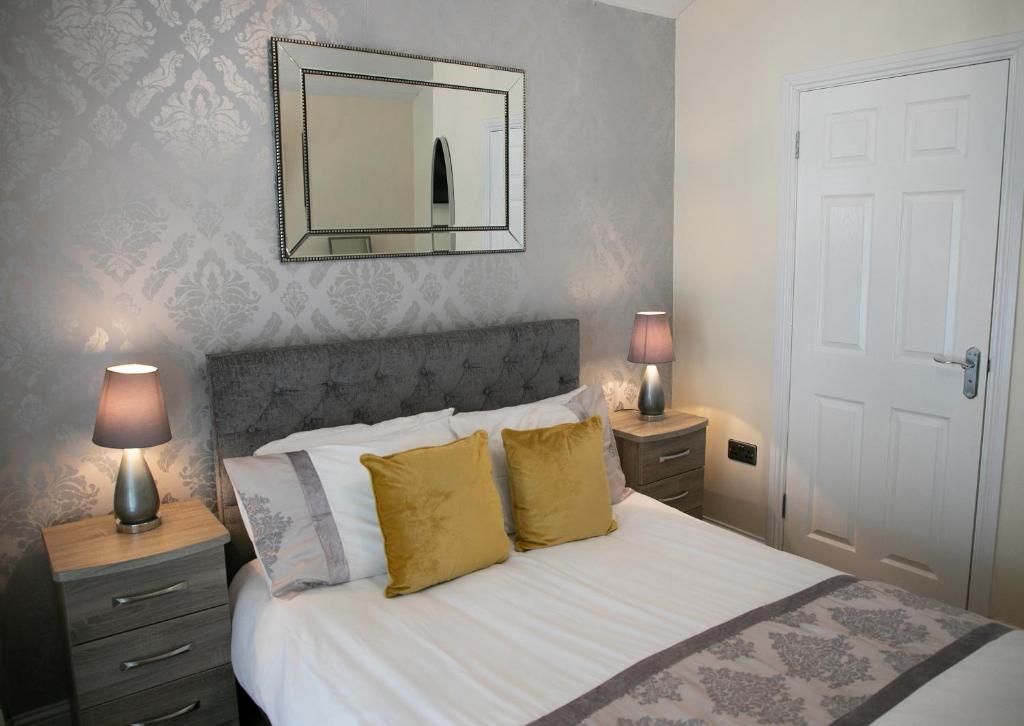 1 dormitorio con 1 cama con espejo en la pared en Arch House B&B & Apartments, en Athlone