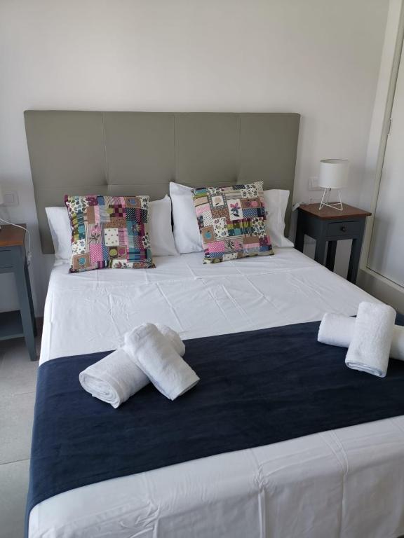 A bed or beds in a room at La Rosita Sun Apartments, by Comfortable Luxury