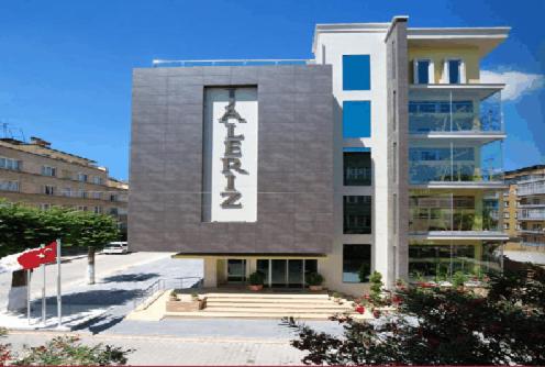 un bâtiment avec un panneau à l'avant dans l'établissement Jaleriz Gaziantep Hotel, à Gaziantep