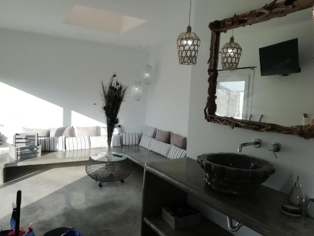 a living room with a sink and a mirror at Studio farma in Zefiría