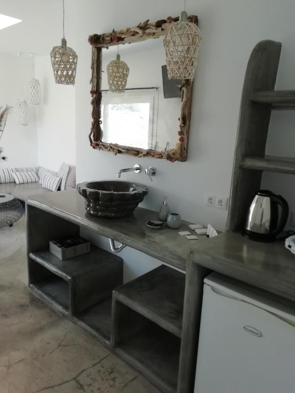 a bathroom with a sink and a mirror at Studio farma in Zefiría