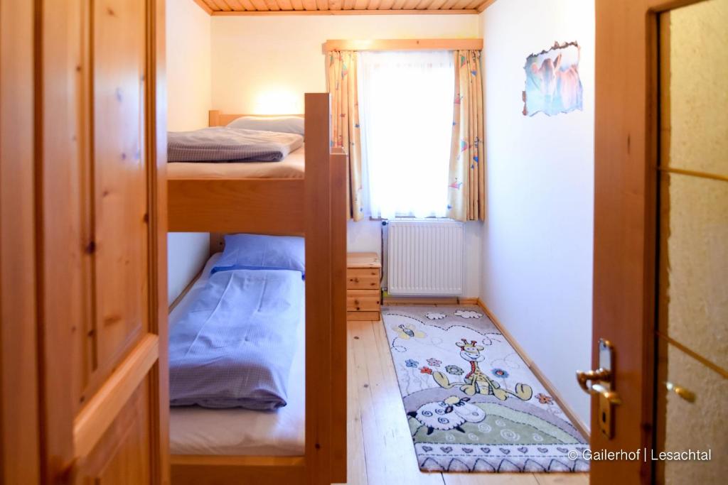 Postel nebo postele na pokoji v ubytování Gailerhof