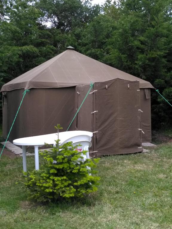 Luxury tent la tente du commandant français 1954 pour nuit insolite,  Arrest, France - Booking.com