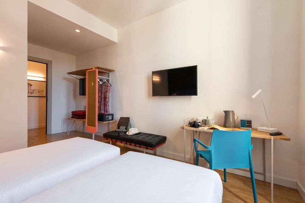 A television and/or entertainment centre at Giuditta in Trastevere