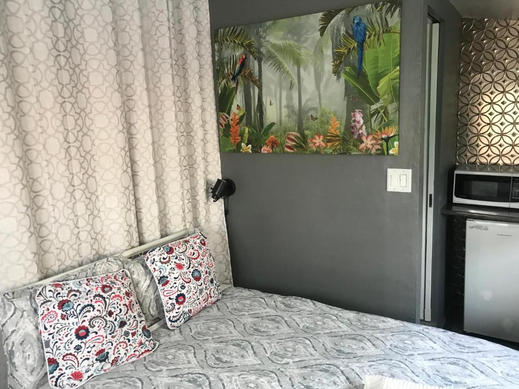 1 dormitorio con 1 cama con 2 almohadas en Love-nest With Private Hot Tub, en Toronto