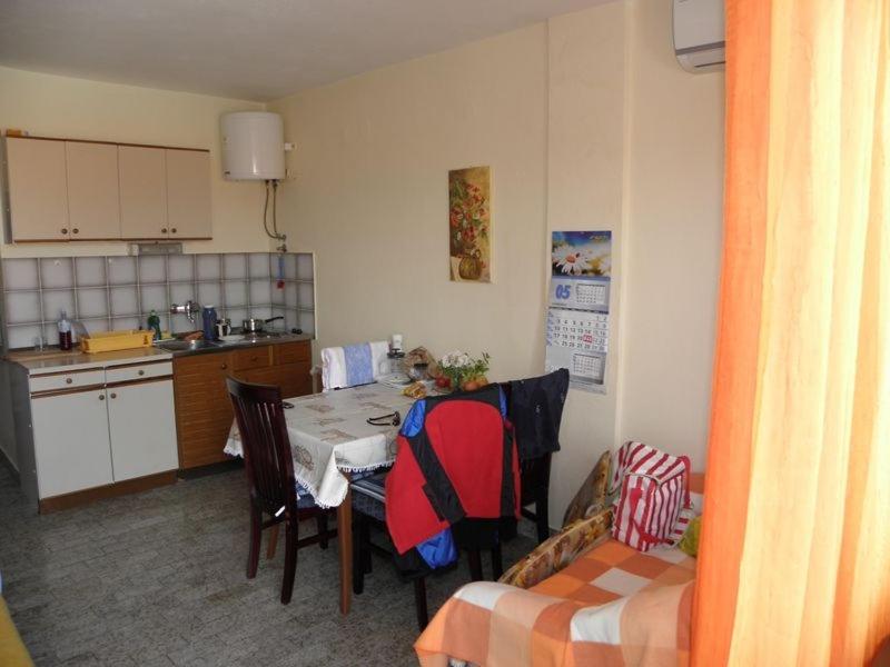 Kuchyňa alebo kuchynka v ubytovaní Apartments Milan in Baska (863)