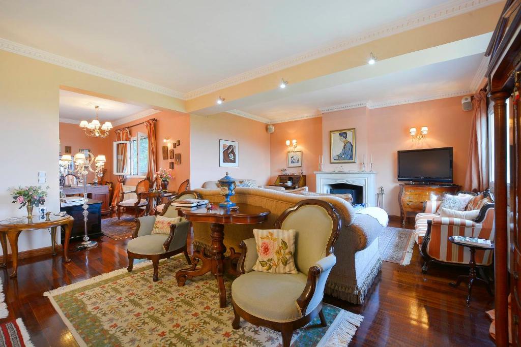 TV a/nebo společenská místnost v ubytování Villa Kardami -country house
