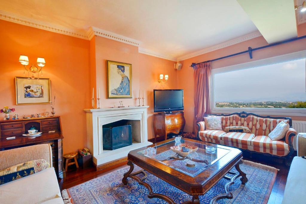 TV a/nebo společenská místnost v ubytování Villa Kardami -country house